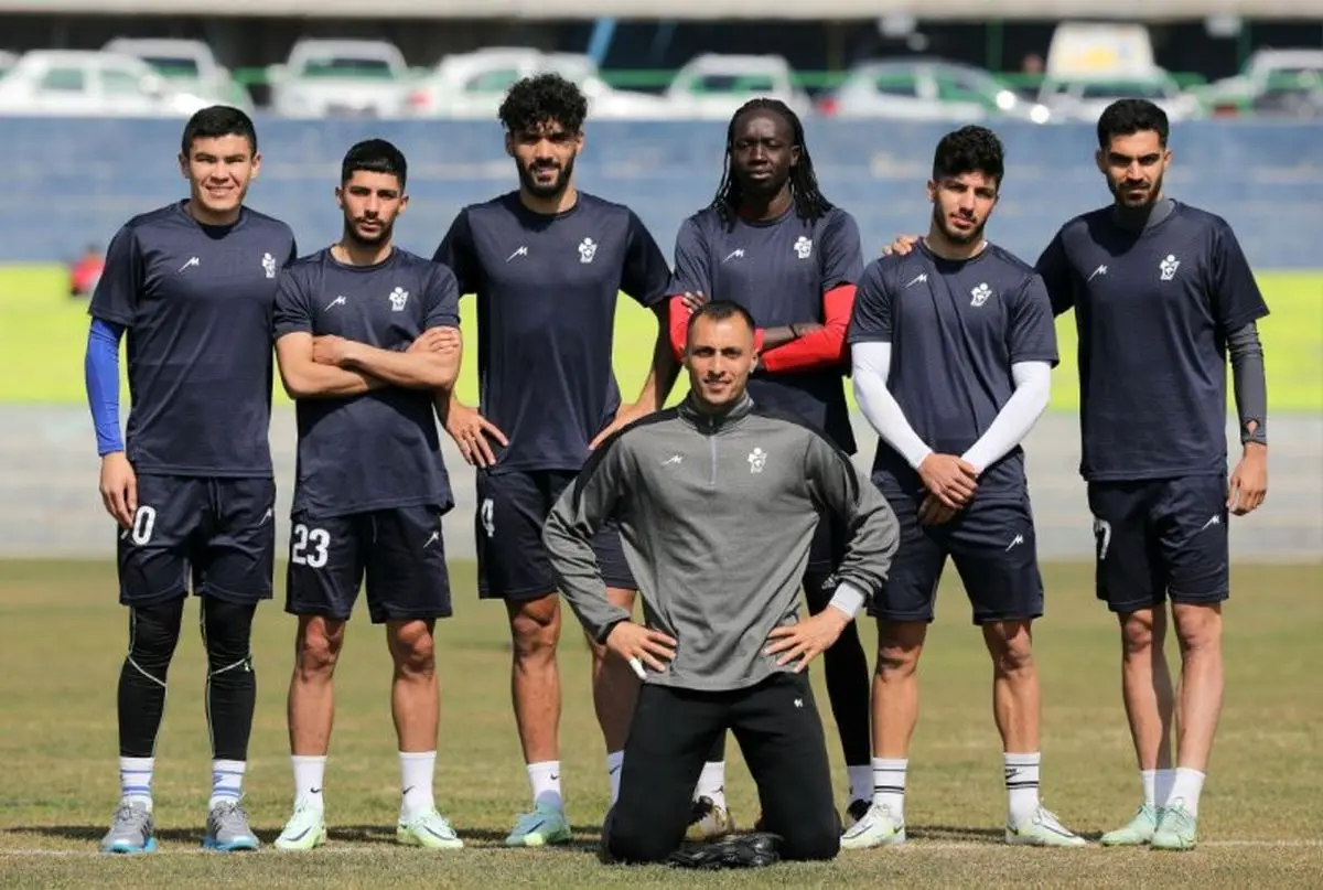 آتلیه عکاسی در زمین تمرین آبی‌ها