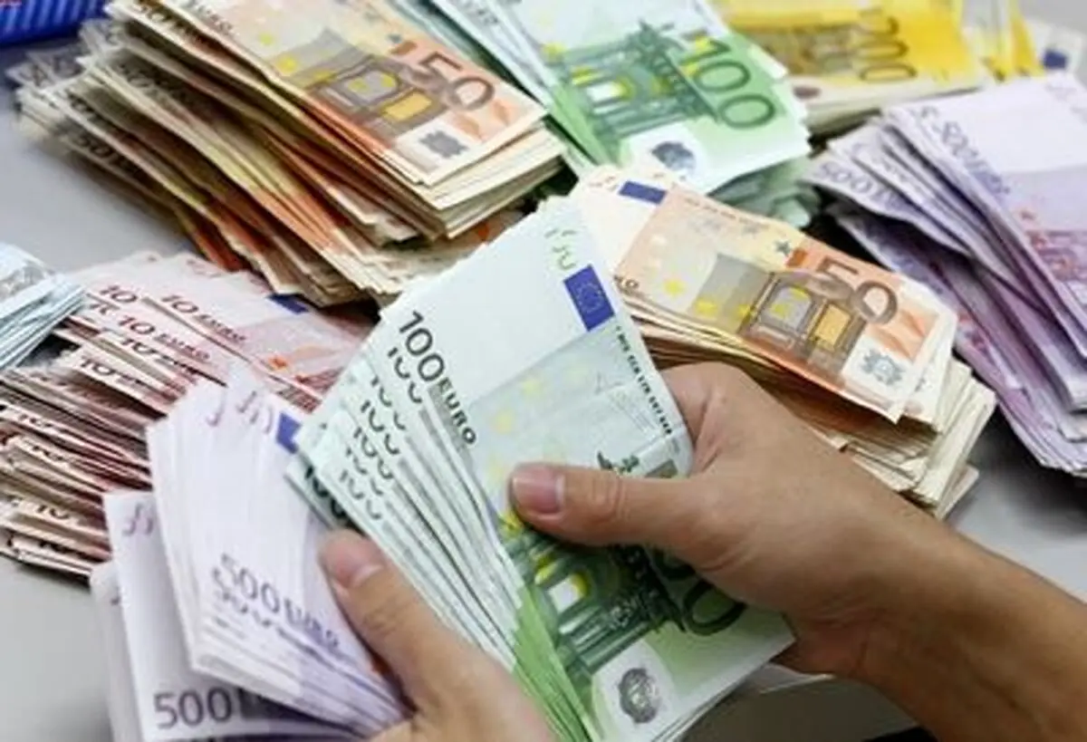 نگهداری ارز بیش از ۱۰ هزار یورو قاچاق است