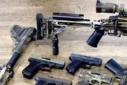 سلاح‌های کشف شده از باند قاچاق مواد مخدر/ عکس