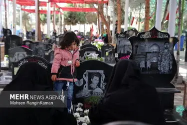 لحظات تحویل سال در گلزار شهدای تهران