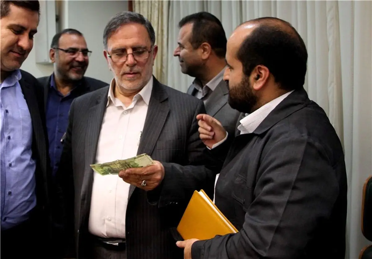 اسکناس ۱۰ هزار تومانی تقلبی در دست آقای رئیس کل+تصاویر