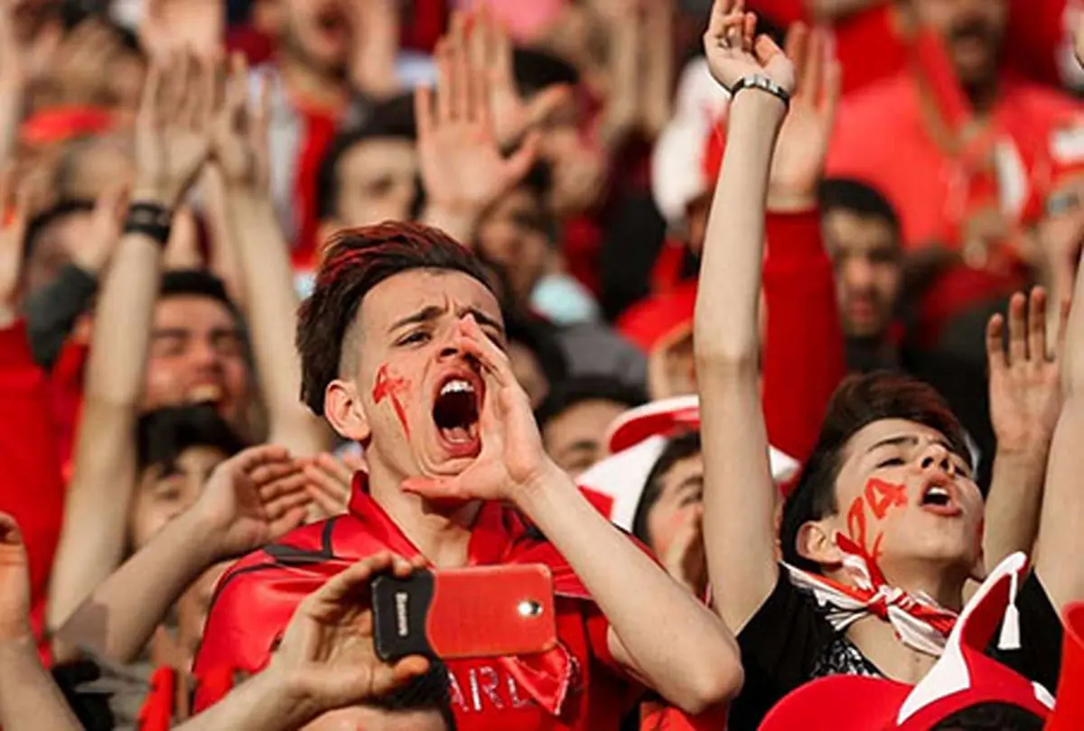 شعار هواداران پرسپولیس مقابل باشگاه علیه مدیران