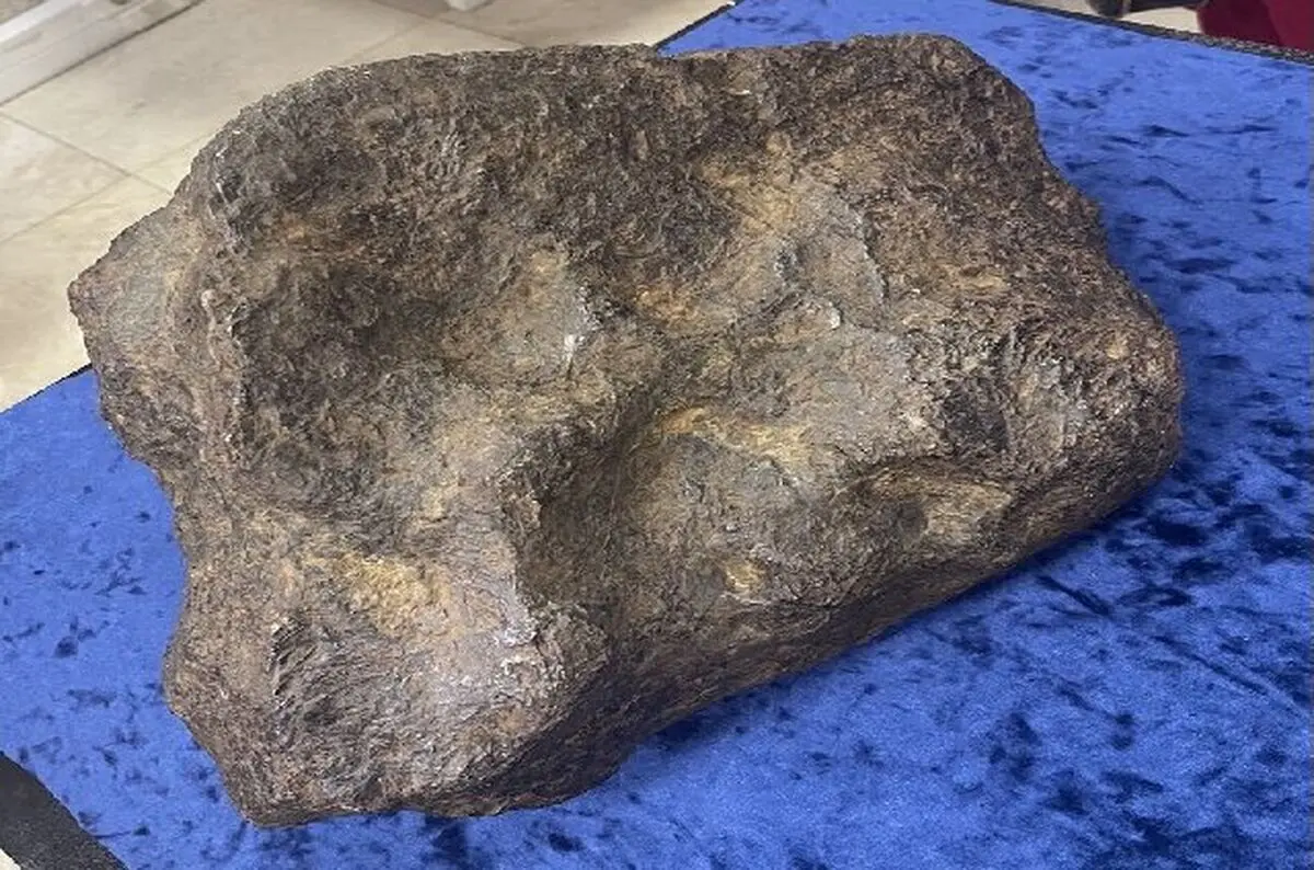 رونمایی از شهاب سنگ ۱۰۰ کیلوگرمی در برج آزادی
