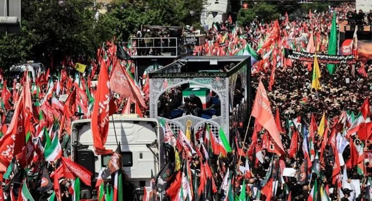 توقف خودروی پیکر مطهر رهبر شهید انقلاب در آزادی 