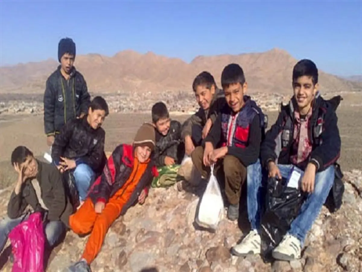 معلمی که هر هفته بچه های روستای زفره را به بهشت می برد