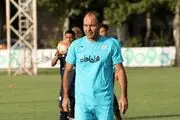 دستیار خارجی همراه سرمربی استقلال در بازی  با الشرطه
