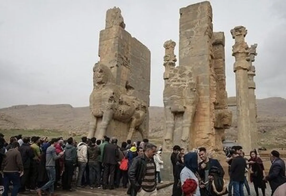 تا ۲۰ قدمی آرامگاه کوروش، دوغ و گوشت می‌فروشند