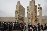 تا ۲۰ قدمی آرامگاه کوروش، دوغ و گوشت می‌فروشند