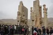 تا ۲۰ قدمی آرامگاه کوروش، دوغ و گوشت می‌فروشند
