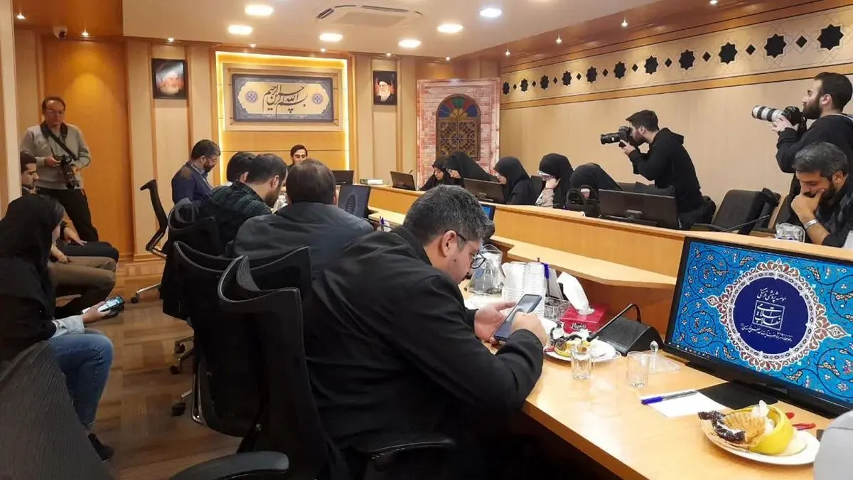 رونمایی از تصاویر دیده نشده رهبر انقلاب در مستند «غیر رسمی پنج»