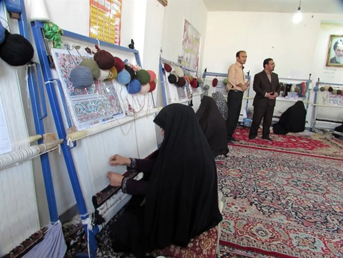 انگشتان هنرمند زن روستایی در بافتن نقش اشتغال خانواده