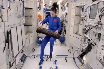 
نواختن ساز در ایستگاه فضایی 
