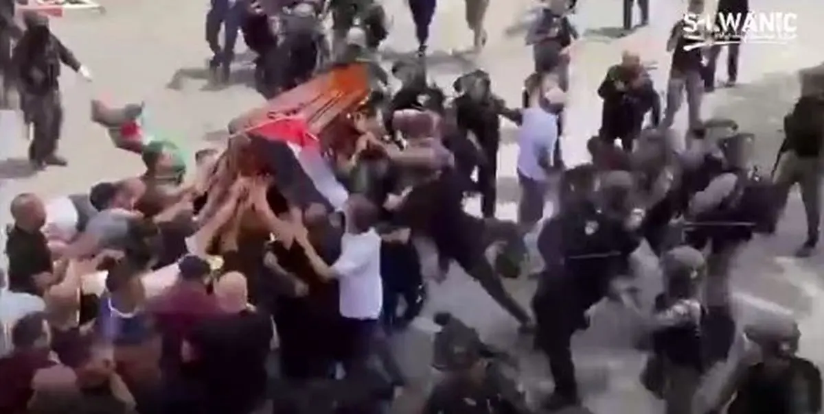 حمله وحشیانه صهیونیستها به مراسم تشییع جنازه خبرنگار شبکه «الجزیره»