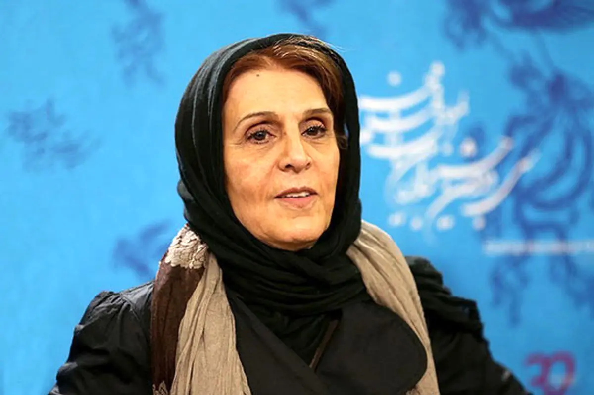 پوشش نامتعارف خانم بازیگر در یک گالری/عکس