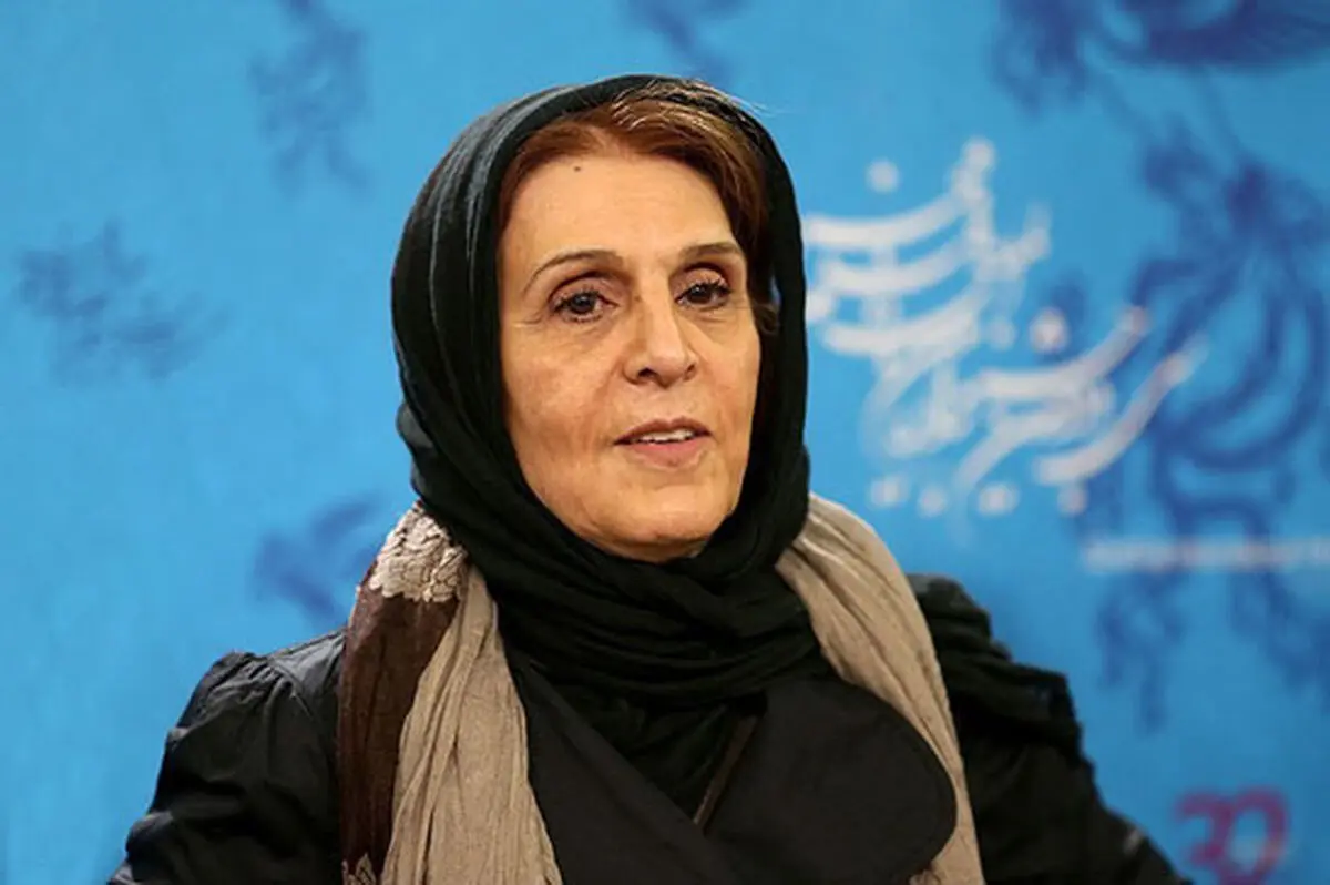 پوشش نامتعارف خانم بازیگر در یک گالری/عکس