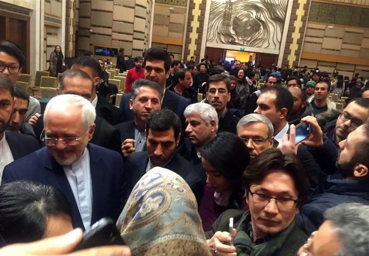 ظریف در بین دانشجویان ایرانی در پکن+عکس