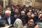 ظریف در بین دانشجویان ایرانی در پکن+عکس