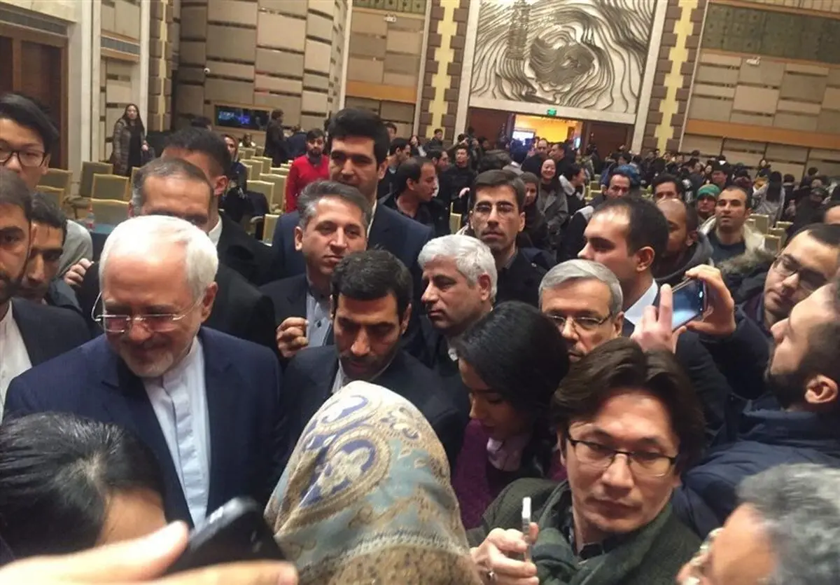 ظریف در بین دانشجویان ایرانی در پکن+عکس