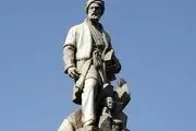 کودک همراه فردوسی در اغلب مجسمه‌ها چه کسی است؟