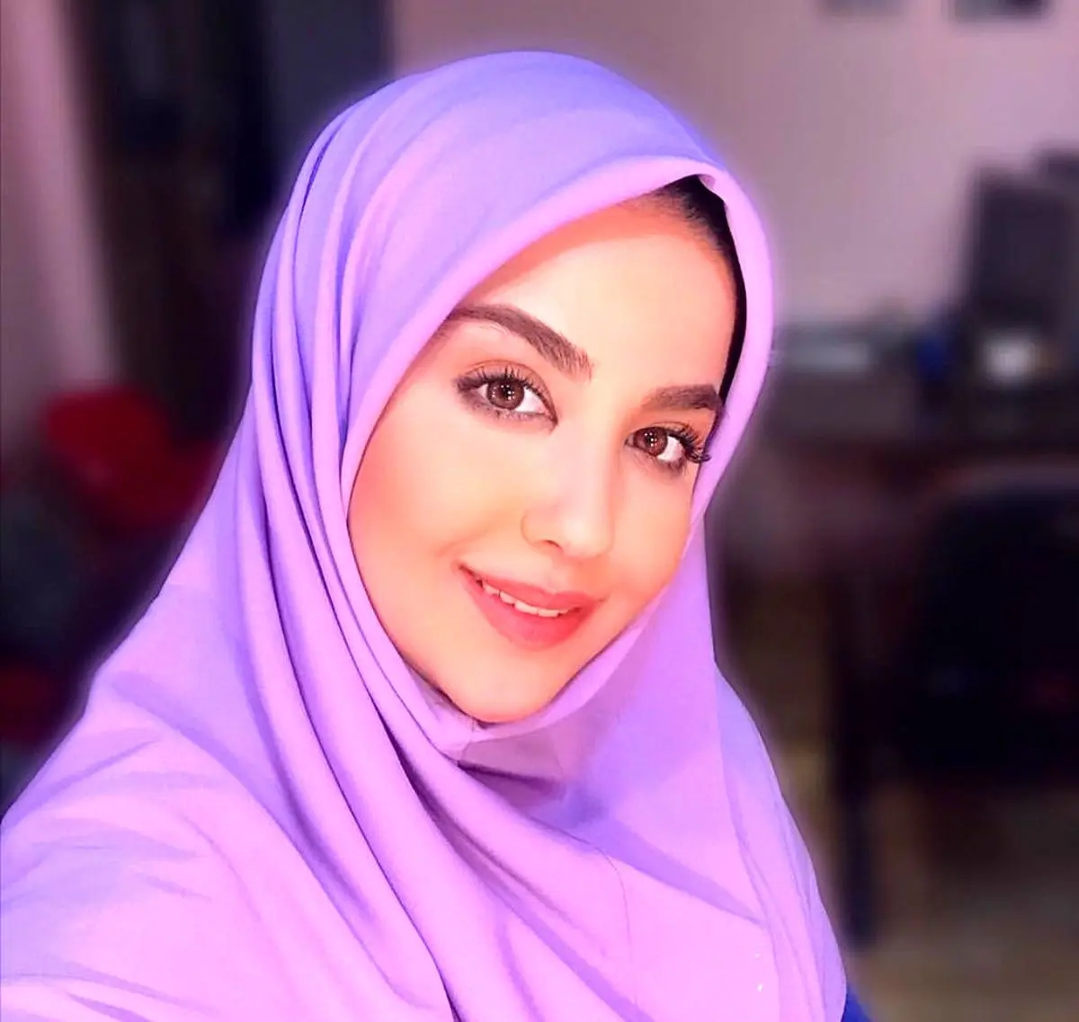 خانم مجری درحال تاب سواری/ عکس