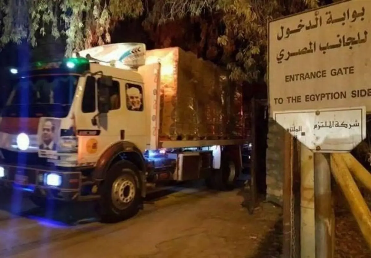 کامیون‌های حامل کمک قاهره در راه غزه 