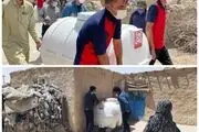 توزیع مخازن هزار لیتری آب در روستای کندوکه بخش هیرمند سیستان و بلوچستان

