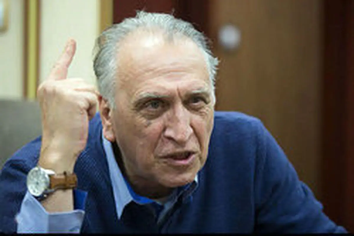 احمد نجفی: بازیگران را تهدید میکنند اسم انقلاب و نظام را نیاورند!
