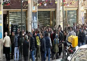 صف‌های طولانی خرید ارز در خیابان فردوسی
