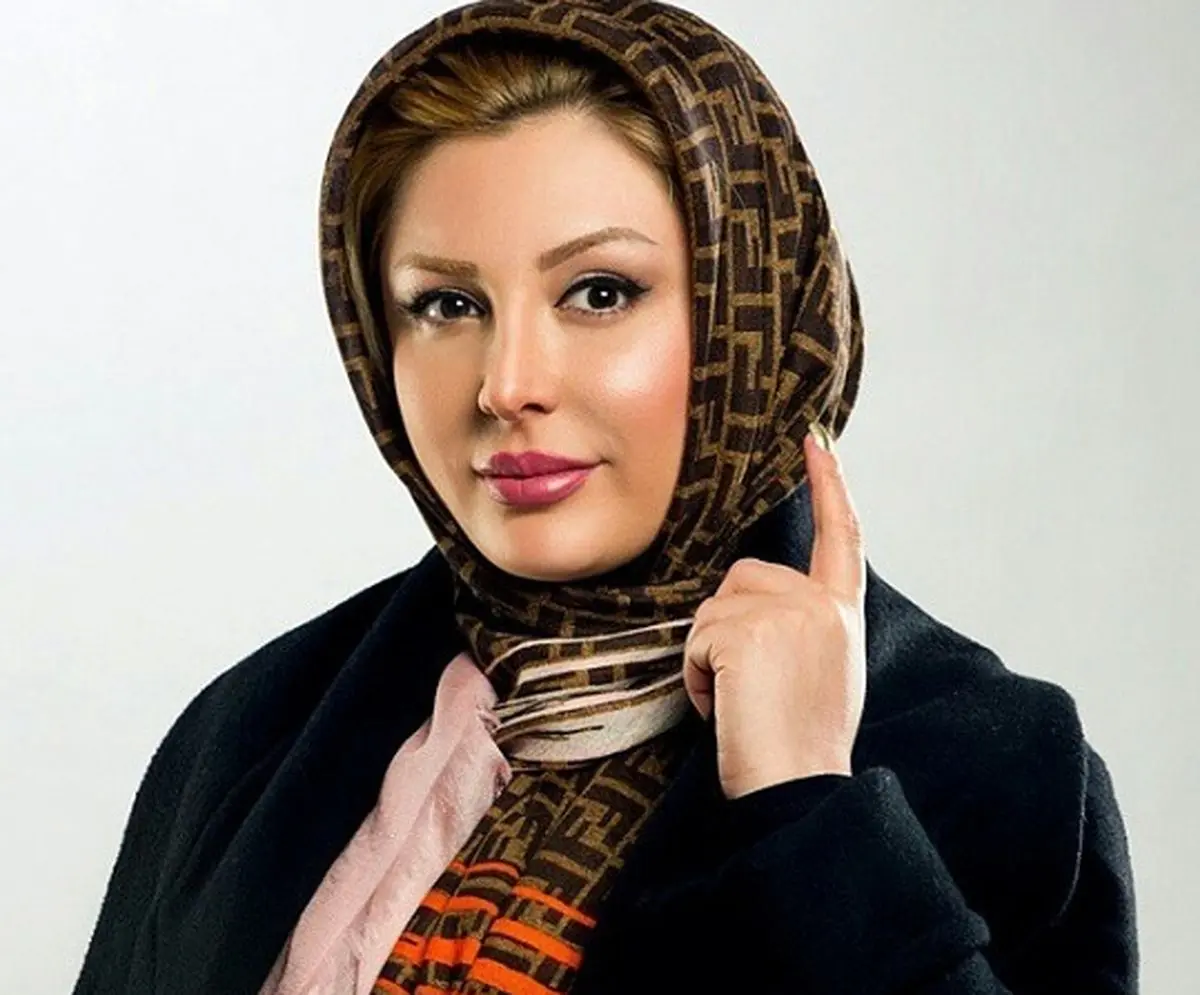 نیوشا ضیغمی و سمانه پاکدل در کنار کشیش اعظم /عکس