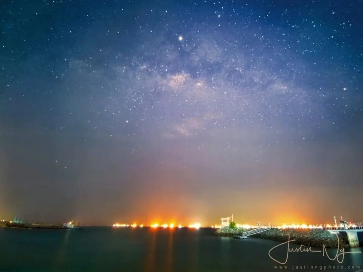 وقتی قدرت DSLR توسط Huawei P30 Pro در سنگاپور دچار چالش می‌شود؛ عکاسی از کهکشان راه شیری با وجود بالاترین حد آلودگی نوری