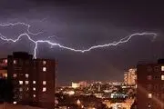 صاعقه خانه ای را در مشگین شهر آتش زد