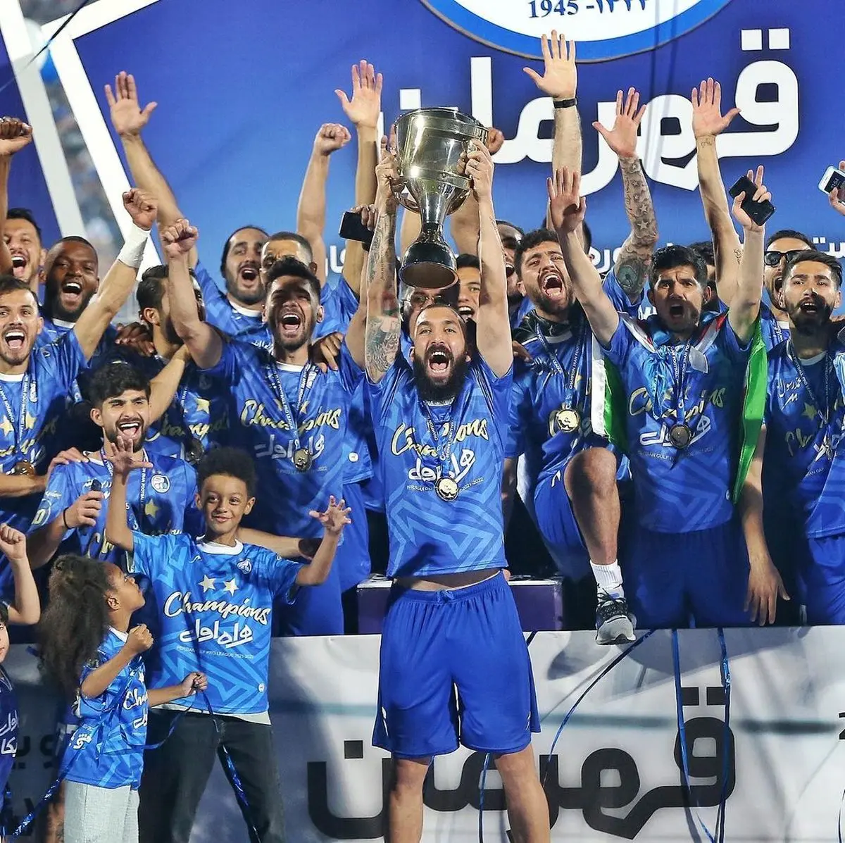 روزبه چشمی و پاداش یک فصل سخت+ عکس