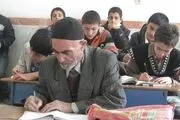 پیرمرد 79 ساله ملایری در کلاس درس