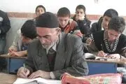 پیرمرد 79 ساله ملایری در کلاس درس