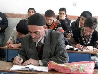 پیرمرد 79 ساله ملایری در کلاس درس