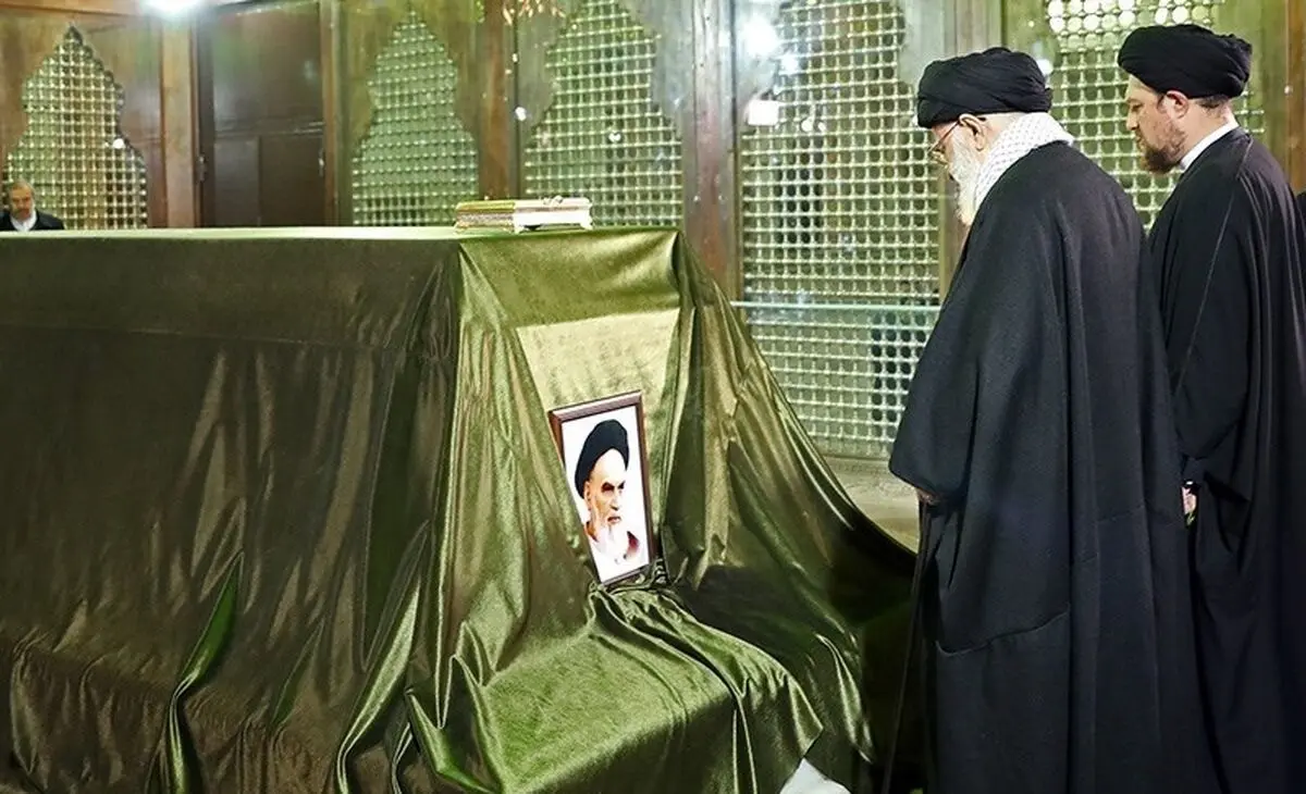 امام خامنه ای در مرقد امام خمینی(ره) و گلزار شهدا حضور یافتند