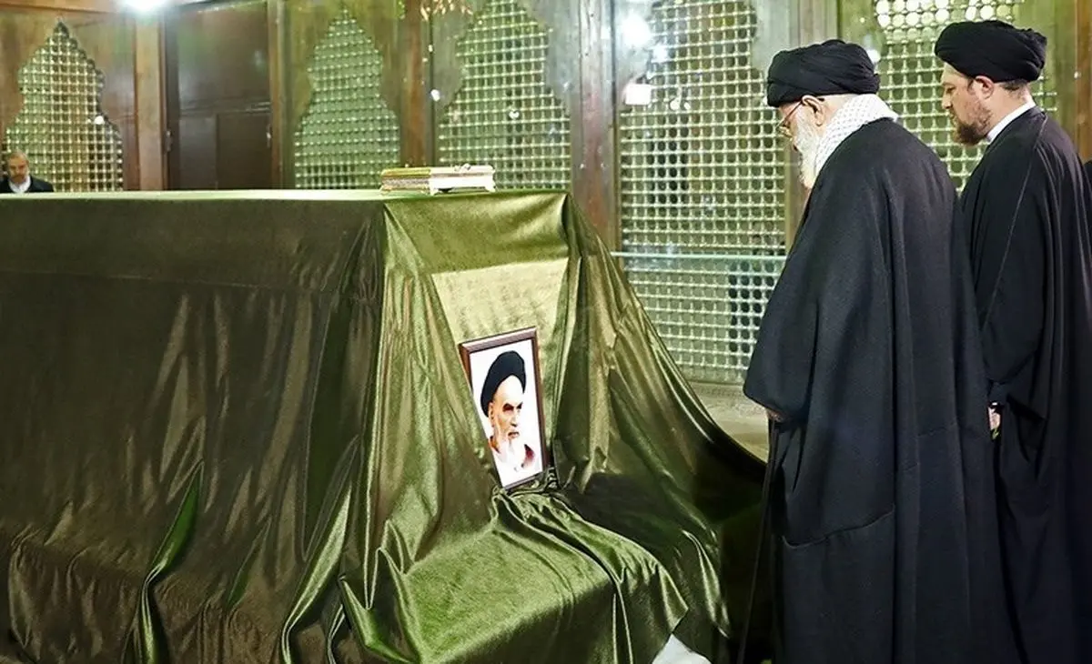 امام خامنه ای در مرقد امام خمینی(ره) و گلزار شهدا حضور یافتند