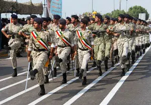 
رژه بزرگ نیروهای مسلح همزمان با تهران در بندرعباس آغاز شد
