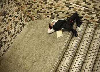 کارمندانی که در خیابان می‌خوابند