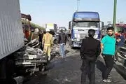 برخورد 12 خودروی سبک و سنگین در خمینی شهر 