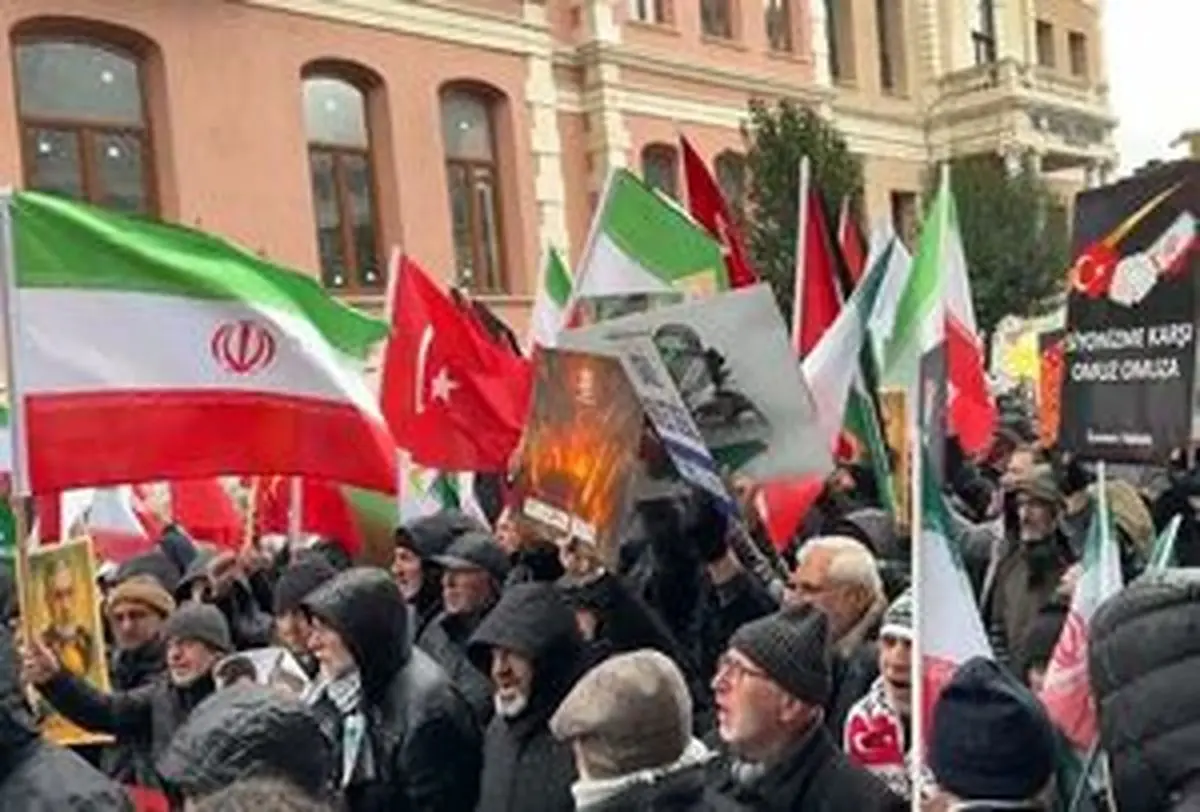 
تجمع مردم ترکیه در حمایت از ایران و محکومیت اغتشاشات+ فیلم
