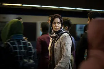 چهره پریشان «پریناز ایزدیار» در همهمه مترو/ عکس