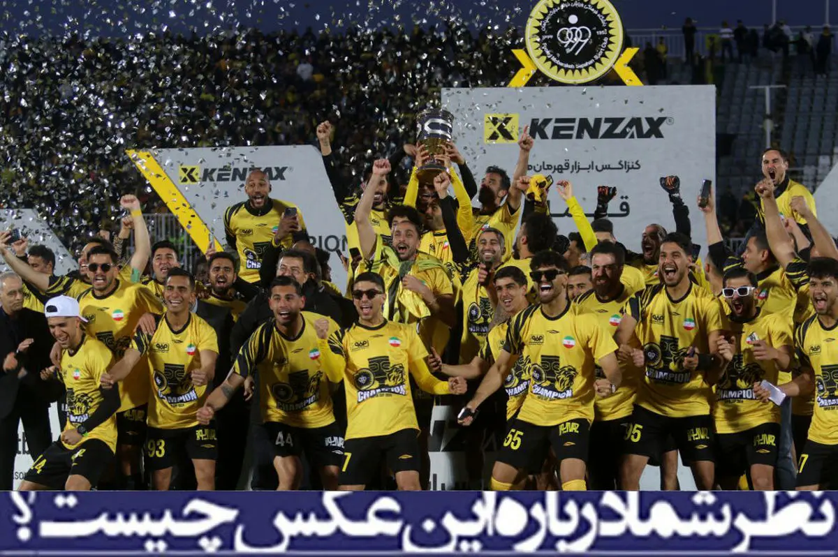 یادگاری سپاهانیها با جام قهرمانی