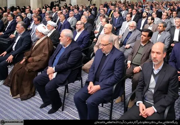 دیدار جمعی از تولیدکنندگان و فعالان اقتصادی با رهبر انقلاب/گزارش تصویری