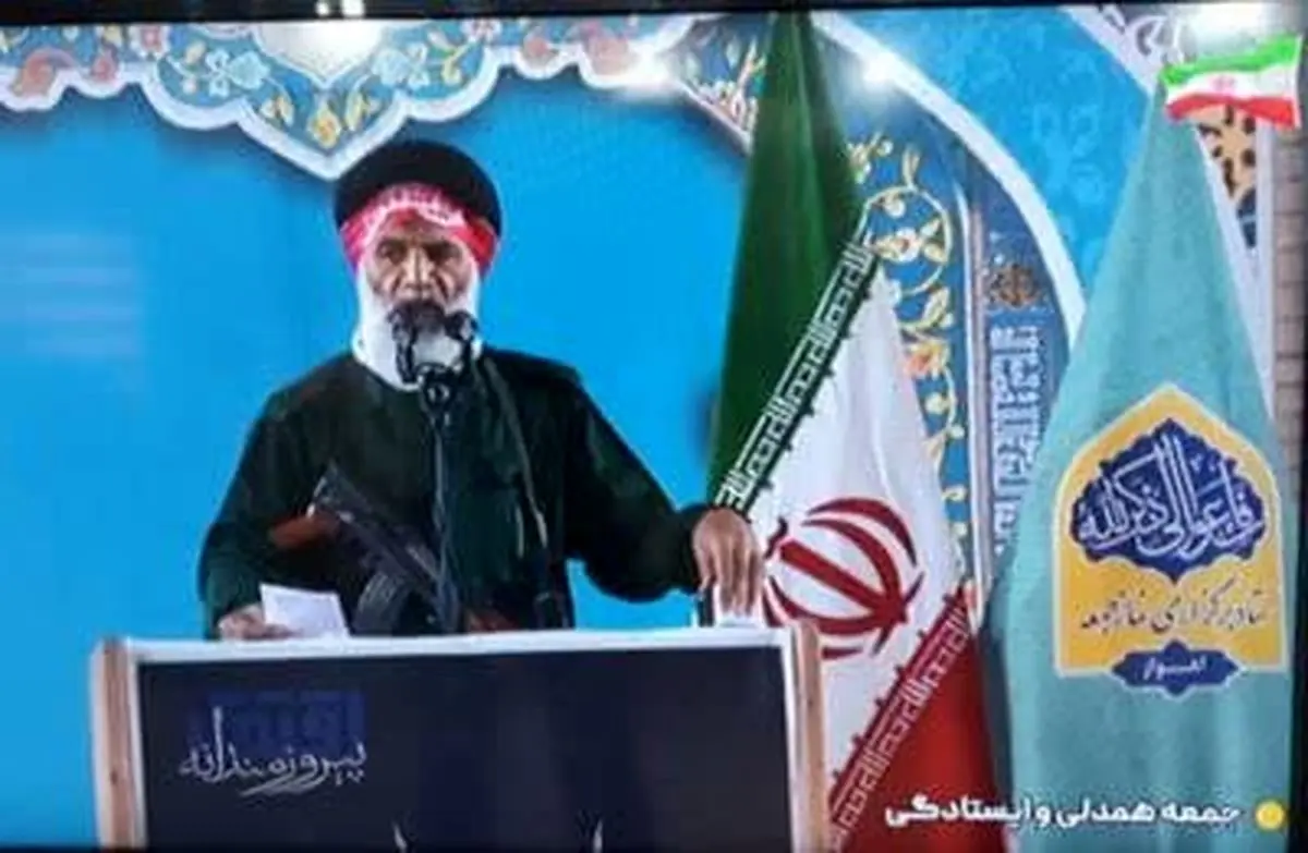 امام جمعه اهواز با لباس نظامی و سلاح در راهپیمایی+تصاویر