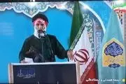 امام جمعه اهواز با لباس نظامی و سلاح در راهپیمایی+تصاویر