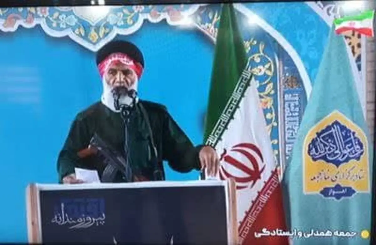 امام جمعه اهواز با لباس نظامی و سلاح در راهپیمایی+تصاویر