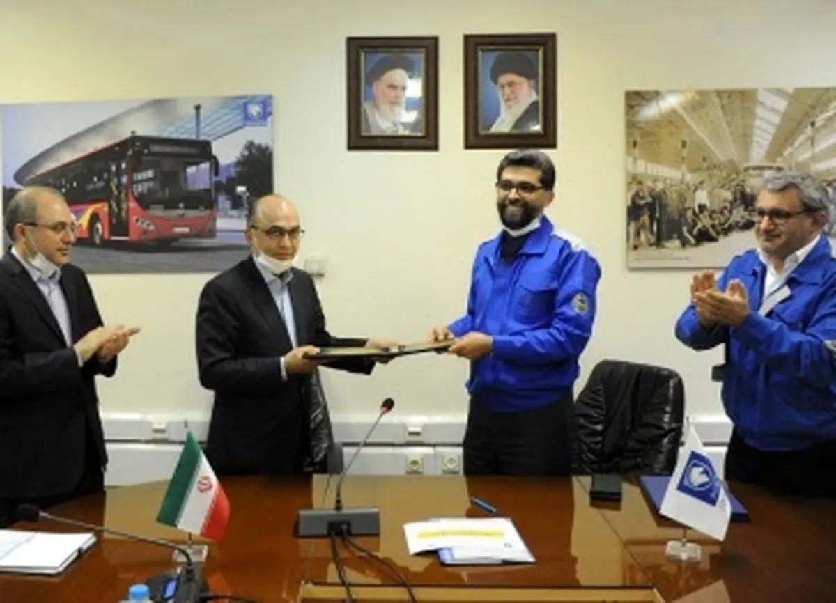 ایران خودرو و بانک تجارت تفاهم نامه همکاری امضاکردند