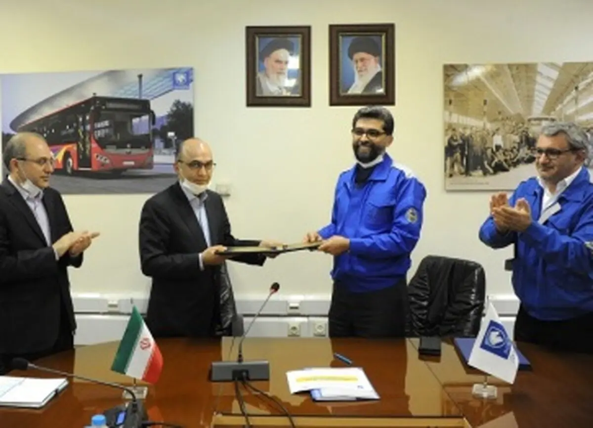 ایران خودرو و بانک تجارت تفاهم نامه همکاری امضاکردند