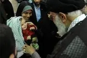 چفیه ای که رهبرانقلاب به نوه جانباز هدیه داد/فیلم